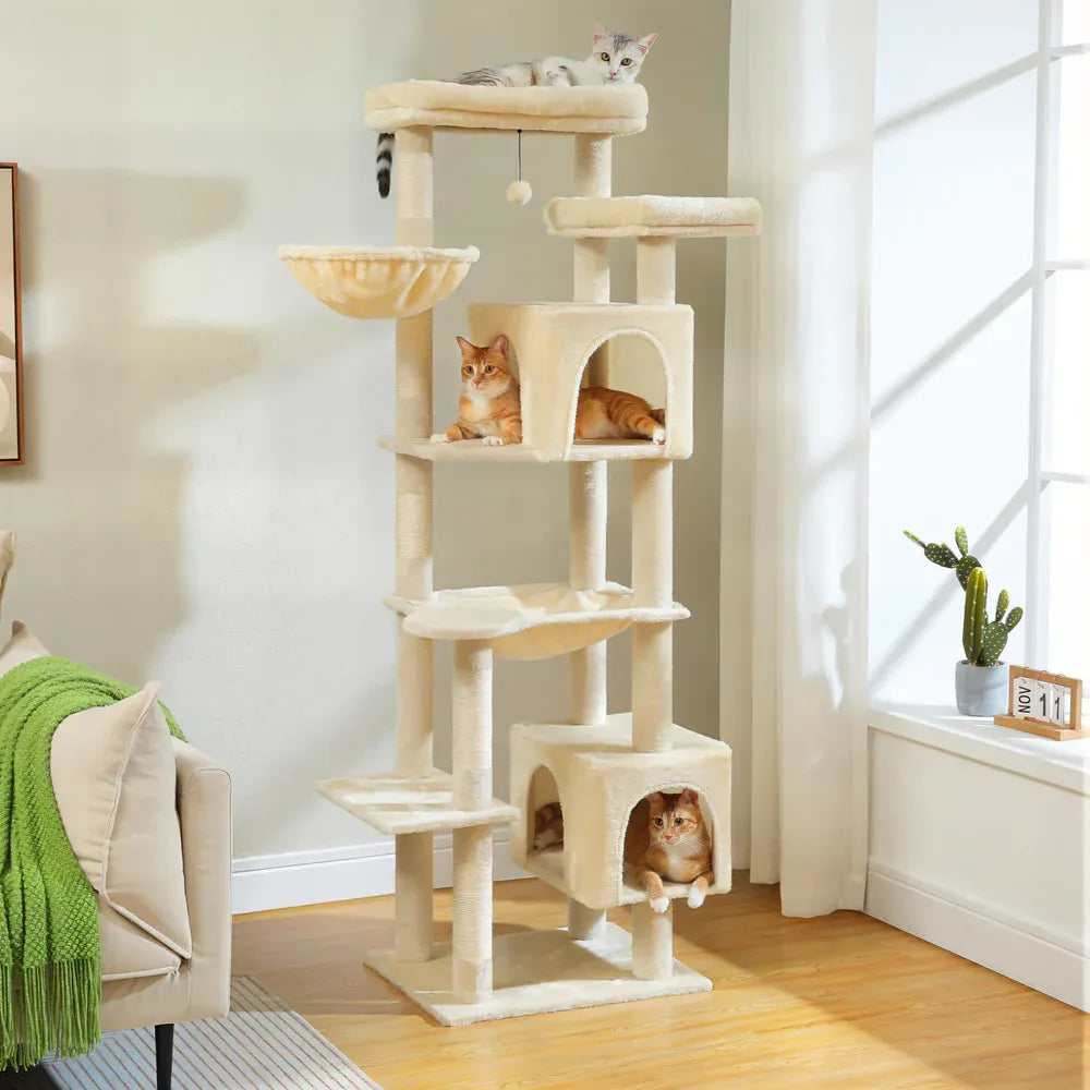 Arbre à chat pour gros chat beige dans un salon