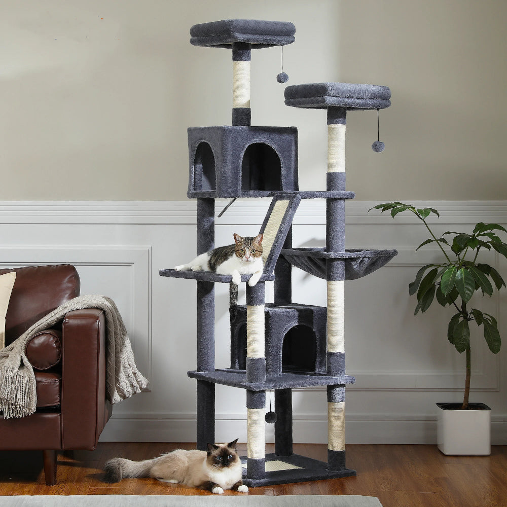 Arbre à chat XXL gris foncé dans un salon