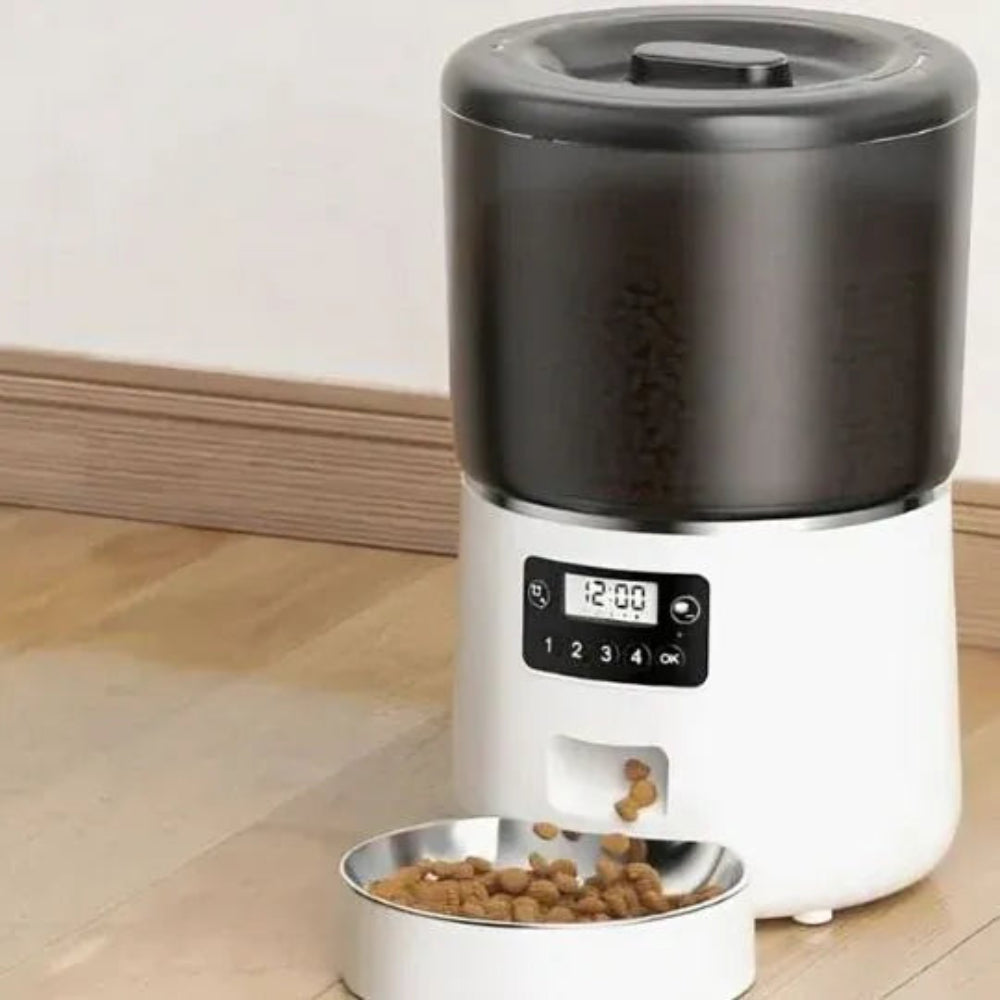 Distributeur automatique de croquette chat coloris blanc dans un salon