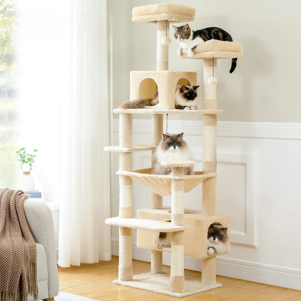 Grand arbre à chat beige dans un salon
