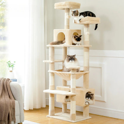 Grand arbre à chat beige dans un salon
