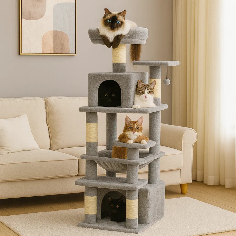 Grand arbre à chat dans un salon cosy