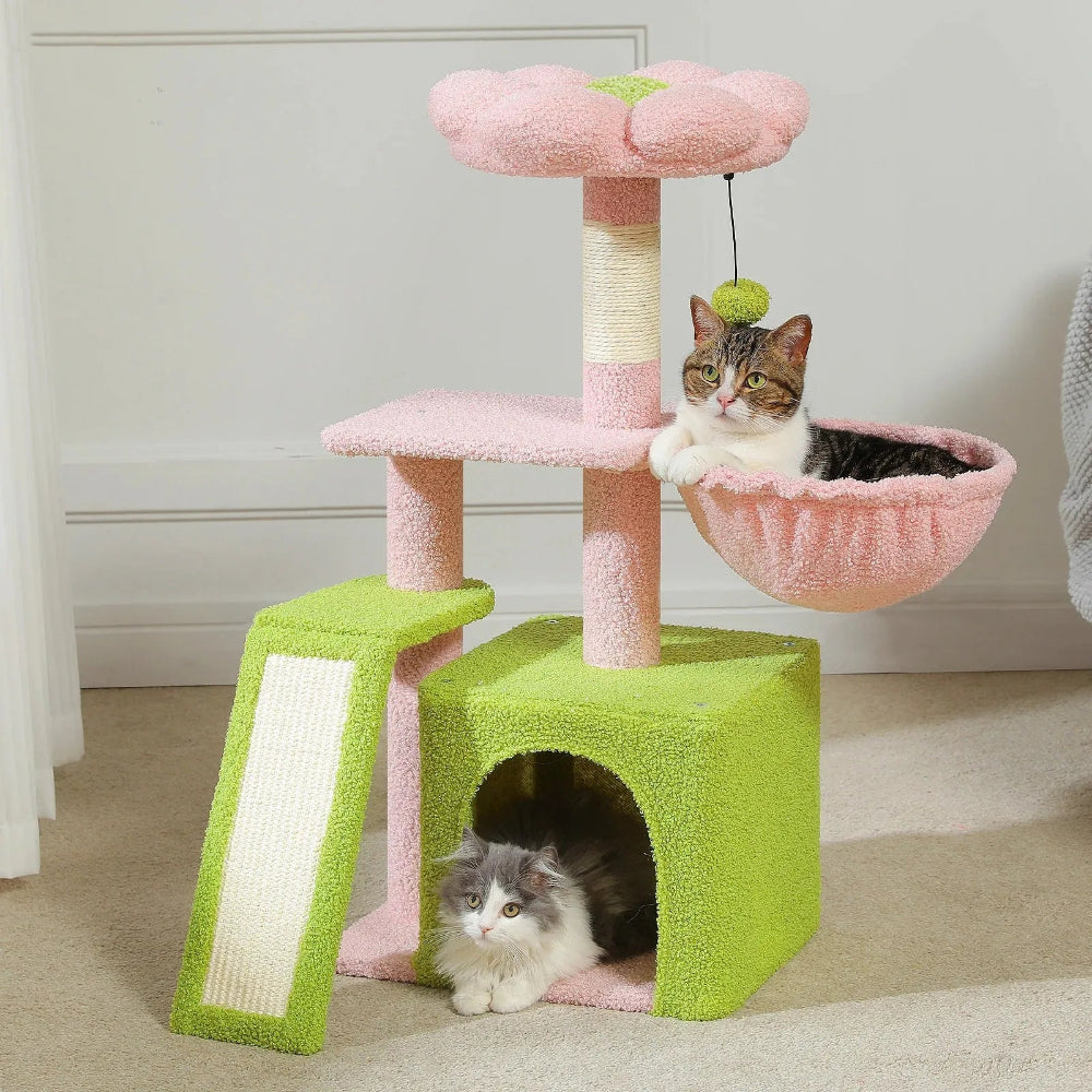 Petit arbre à chat rose dans un salon
