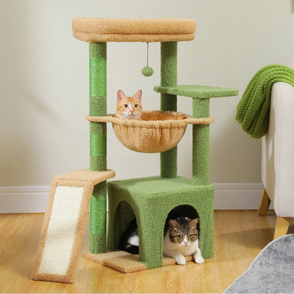 Petit arbre à chat vert marron dans un salon
